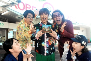 王子動物園テーマソング「ずーっといっしょ」のＣＤを小学校などに無料で配布する「ワタナベフラワー」のメンバーら＝王子動物園
