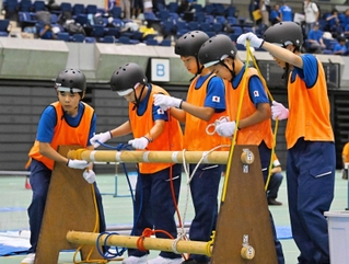 「クラブ対抗障害物競走」で迅速にロープ結びをする「鷹匠中学校防災ジュニア」のメンバー＝グリーンアリーナ神戸
