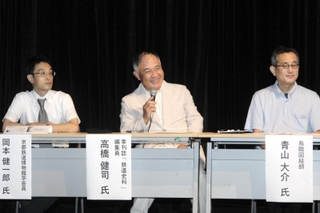 神戸-大阪間の鉄道史について語り合う専門家たち＝新開地アートひろば