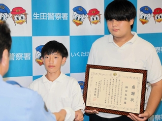 感謝状を受け取った福田永遠さん（右）と山勝智博さん＝生田署