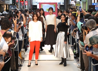 「三宮コレクション」のランウエーに登場したモデルたち＝２１日午後、神戸市中央区三宮町１、三宮センター街