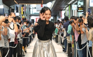 「三宮コレクション」のランウエーでポーズをとるモデル＝２１日午後、神戸市中央区三宮町１、三宮センター街