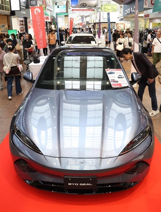 「三宮コレクション」で車が並んだブース＝２１日午後、神戸市中央区三宮町１、三宮センター街