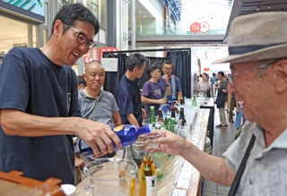 「三宮コレクション」で灘五郷の日本酒を飲み比べできるブース＝２１日午後、神戸市中央区三宮町１、三宮センター街