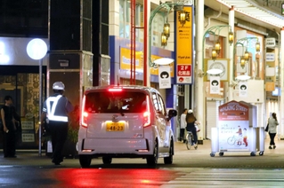 実況見分のため商店街に入っていく軽ワゴン車＝８月１９日、中央区元町通１