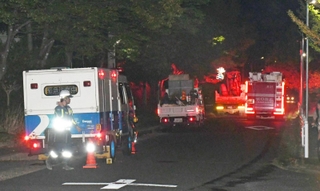 緊急作業にあたる大阪ガスの作業車＝２５日午後６時５３分、神戸市西区桜が丘東町３