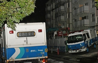 緊急作業にあたる大阪ガスの作業車＝２５日午後６時５６分、神戸市西区桜が丘東町３