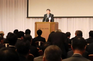 濱名山手学院の創立１００周年記念式典であいさつする関係者＝神戸市中央区港島中町６、神戸ポートピアホテル