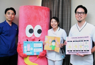 子ども向け絵本を完成させた病院スタッフ＝神戸市中央区港島南町２