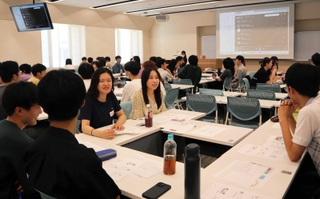 灘高生と女子大生が班になって意見を交わす。「デートＤＶって知ってる？」＝神戸市東灘区森北町６、甲南女子大学