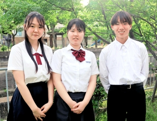 ＡＩＧ高校生外交官プログラムに参加した（左から）長岡真尋さん、安富瑠夏さん、乾航太朗さん＝神戸市長田区