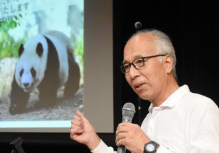 タンタンとの思い出を語る飼育員の兼光秀泰さん＝灘区王子町３