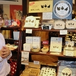 「有馬三羽烏」グッズを紹介する吉田佳展さん＝北区有馬町、吉高屋