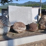 江戸時代、八弦山直吉が持ち上げたと伝わる力石＝神戸市北区山田町中