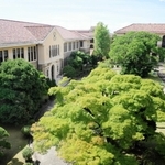 ＣＦ限定ツアーで見学する神戸女学院（国指定重要文化財）＝西宮市