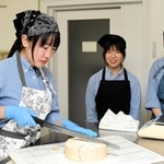 パティシエの指導を受けながらケーキ作りに取り組む須磨翔風高校の生徒＝神戸市須磨区堀池町２、ボックサン東須磨本店
