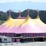 お目見えしたポップサーカスの大テント＝神戸市北区上津台８、イオンモール神戸北