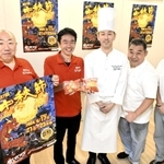 中秋節をＰＲする南京町商店街振興組合のメンバーら＝神戸市役所