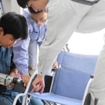 協力して車いすを整備する生徒＝科学技術高校