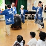 口説き音頭の踊りを披露する口説き音頭保存会のメンバーら＝西区玉津町新方、玉津第二幼稚園