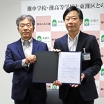 まちづくりや文化活動などで連携協定を結んだ灘中高の海保雅一校長（左）と工藤健一東灘区長＝東灘区住吉東町５、東灘区役所