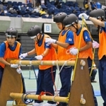 「クラブ対抗障害物競走」で迅速にロープ結びをする「鷹匠中学校防災ジュニア」のメンバー＝グリーンアリーナ神戸