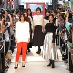 「三宮コレクション」のランウエーに登場したモデルたち＝２１日午後、神戸市中央区三宮町１、三宮センター街