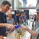 「三宮コレクション」で灘五郷の日本酒を飲み比べできるブース＝２１日午後、神戸市中央区三宮町１、三宮センター街
