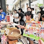 店主らと交流しながら商店街を巡る「まちあそび人生ゲーム」の参加者ら＝神戸元町商店街