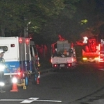 緊急作業にあたる大阪ガスの作業車＝２５日午後６時５３分、神戸市西区桜が丘東町３