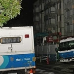 緊急作業にあたる大阪ガスの作業車＝２５日午後６時５６分、神戸市西区桜が丘東町３