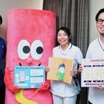 子ども向け絵本を完成させた病院スタッフ＝神戸市中央区港島南町２