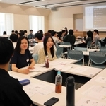 灘高生と女子大生が班になって意見を交わす。「デートＤＶって知ってる？」＝神戸市東灘区森北町６、甲南女子大学