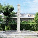 宮水発祥の地の石碑。一帯には灘五郷の井戸が点在し、地下からは三つの伏流水によって生み出された宮水が湧く＝西宮市久保町