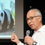 タンタンとの思い出を語る飼育員の兼光秀泰さん＝灘区王子町３