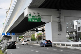 阪神高速神戸線の橋脚。宮水への影響を最小限に抑えるため、間隔が広く取られている＝西宮市久保町