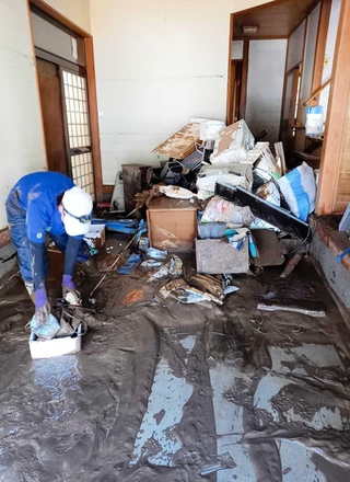 豪雨で泥が入った民家。泥出しや家財道具の搬出に多くの人手が必要だ＝９月２３日、石川県輪島市（被災地ＮＧＯ恊働センター提供）
