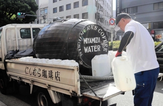 にしむら珈琲店中山手本店前に運ばれてきた宮水＝神戸市中央区中山手通１