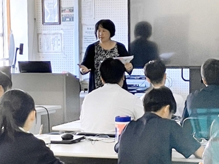 生徒らに熱のこもった授業をした原発賠償関西訴訟の原告団代表の森松明希子さん＝舞子高校