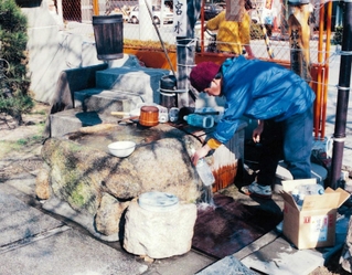 菊正宗の宮水井戸から水をくむ阪神・淡路大震災の被災者＝１９９５年２月１３日（スミカワ研究所提供）