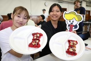 コウベポートタワッフル（コポタワ）を試作した学生たち＝神戸市中央区小野浜町１