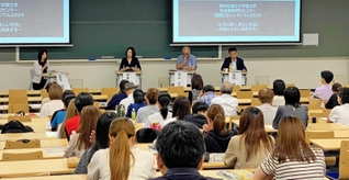大学と地域との連携の在り方について意見を交わすパネリストたち＝神戸松蔭女子学院大学