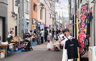 旧商店街で開いているワダミ市。地元に加え、遠方からの出店もある＝兵庫区小松通３
