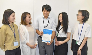 「女性があらゆる生き方を自由に選択できる神戸にしたい」との思いで立ち上がった「私らしさプロジェクト」のメンバー＝神戸市役所