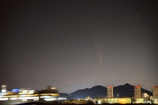 夜空にうっすらと見える紫金山・アトラス彗星＝１３日午後、神戸市中央区のポートアイランドから西の空を撮影（岩見秀人さん撮影）