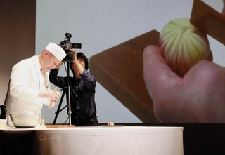 練り切りを作る「芦屋柳月堂玉川」の安達文輝さん＝中央区新港町