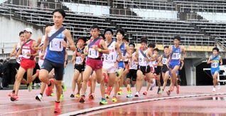 号砲を合図に勢いよくスタートする男子１区の選手たち＝三木総合防災公園陸上競技場