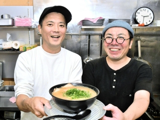 「みそラーメン　さつき」を復活させる渡部正之さん（左）と店長の瀬戸貴正さん＝兵庫区門口町