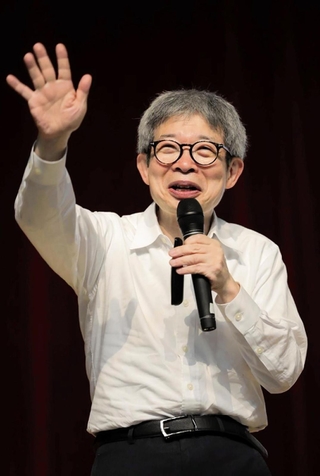 育英高校の創立１２５周年式典で講演する劇作家の平田オリザさん＝神戸市長田区