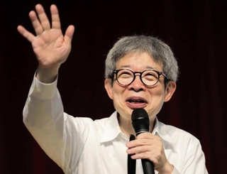 育英高校の創立１２５周年式典で講演する劇作家の平田オリザさん＝神戸市長田区